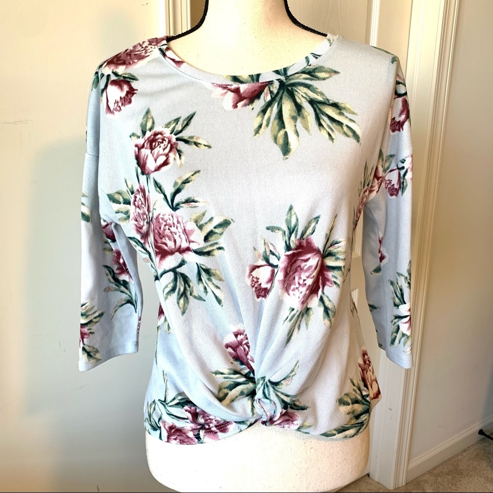 TRU SELF Soft Knit Floral 3/4 Sleeve Knot Hem Top—SZ. Medium